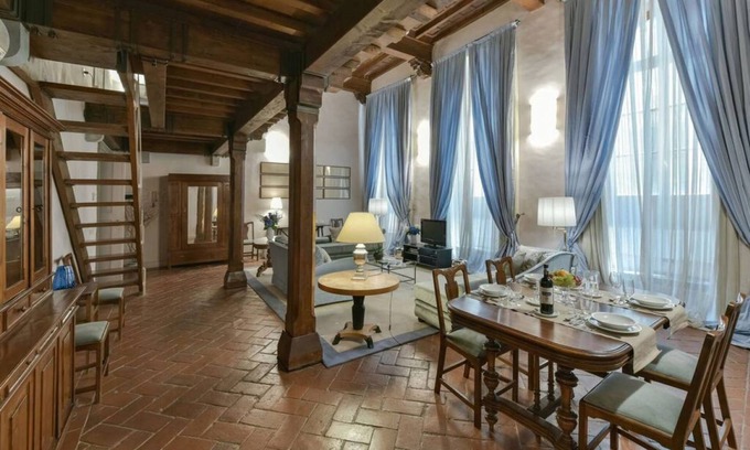 Santo Spirito Apartment | Caravaggio frescoed big loft in Oltrarno
