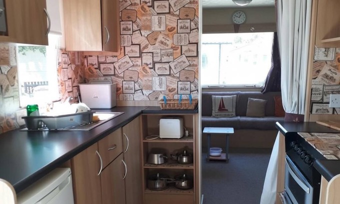St Leonards-On-Sea Cabin | Caravan on Combe Haven - Sleeps 8 & Pet Friendly