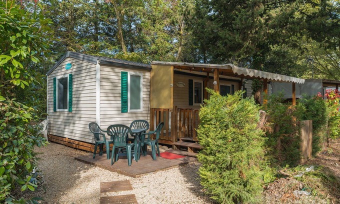 La Roque-d'Antheron RV Rental | Caravan 'Mobil-home' with Shared Pool, Private Terrace and Air Conditioning