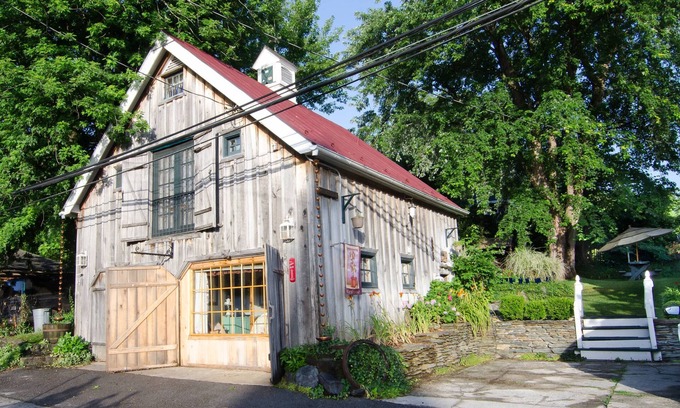 Harpers Ferry Bed & Breakfast | Caravan Suite location Private Lily Garden BnB