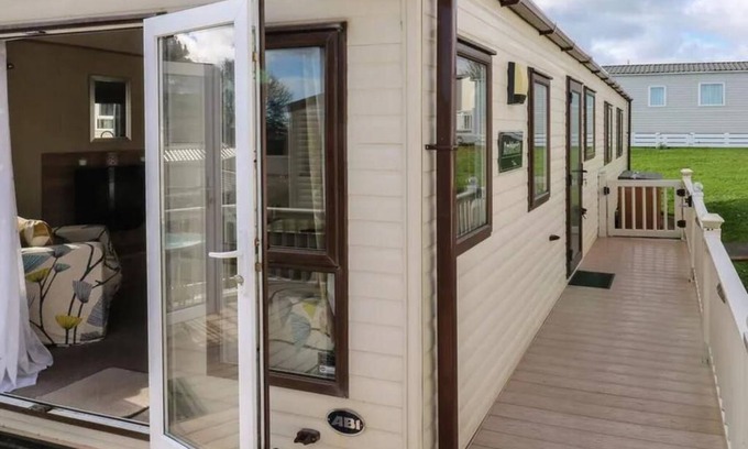 Paignton Cabin | Caravansleeps6-freeparking-quietretreat-nature