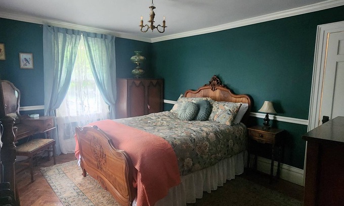 Montgomery House | Cardinal Farm-The Bluebird Room