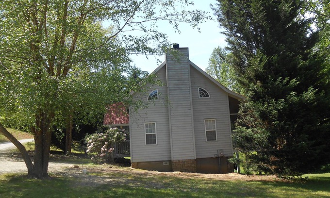 Blairsville Cabin | Cardinal Nest - Adorable Cottage with Kitchen & Large Back Porch by RedAwning