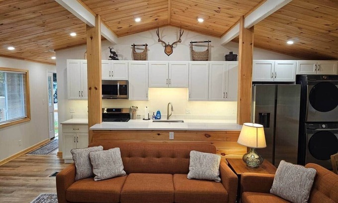 Woodsville House | Caribou Cabin – Fireside & Hot Tub Retreat