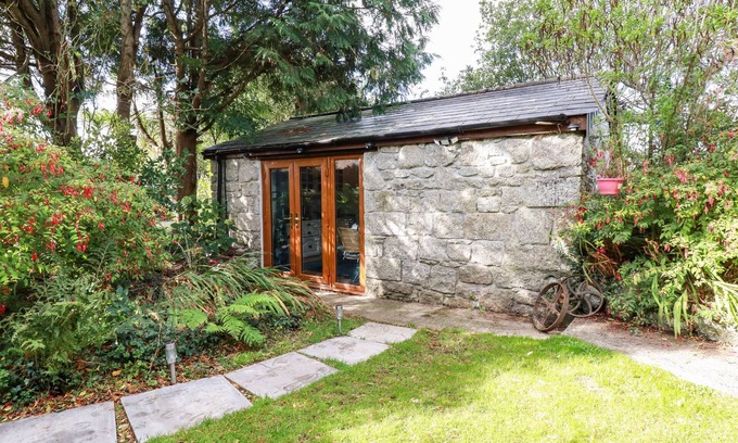 Luxulyan Cottage | CARMINOW BARN, pet friendly, character holiday cottage in Luxulyan