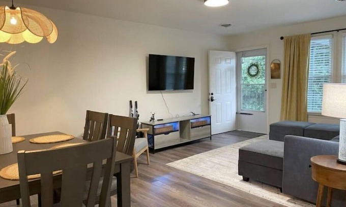 Nashville Apartment | Carriage House on Music Row C