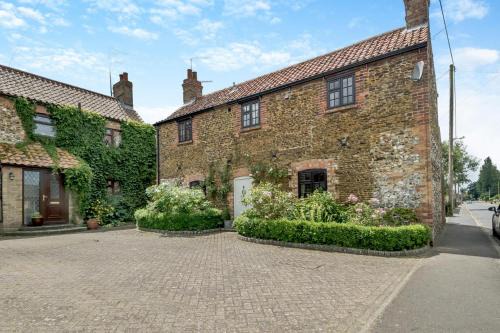 Grimston House | Carrstone Cottage