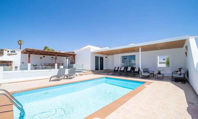 Puerto del Carmen Villa | Cartamar | Newly refurbished detached villa with lots of outdoor space