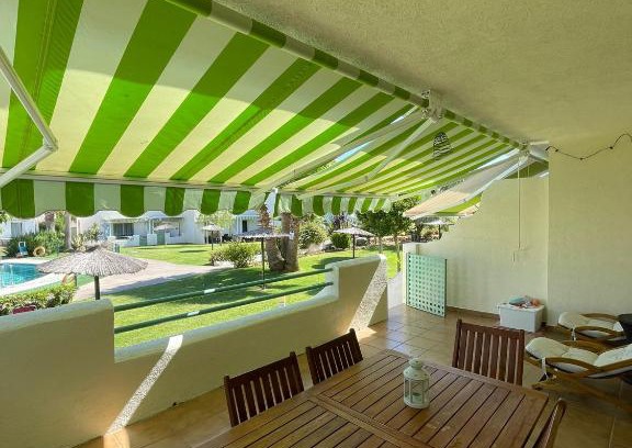 El Portil Apartment | Casa adosada con porche, piscina y pista de pádel, junto al campo de golf