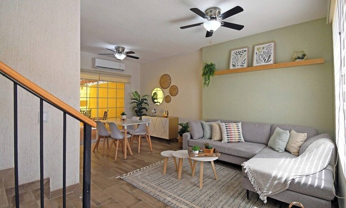 La Paz House | Casa Amarilla Renovada, Patios Amplios y Más