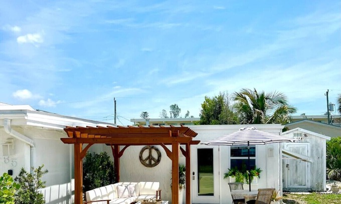 Englewood Cottage | Casa Amistad 1 - Third House From the Beach
