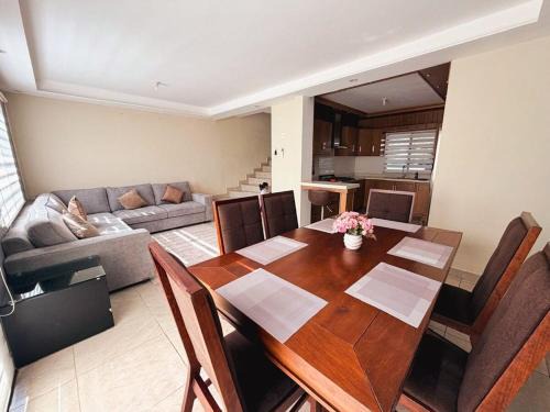 Linares House | Casa amplia, 3 recámaras, patio y estacionamiento
