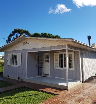 Cambara do Sul House | Casa Aurora, Completa, no Centro, Cercada, 130m quadrados, 11 Pessoas, Wi-Fi, 3 Quartos, Cozinha e Sala Integrados, 2 Banheiros, Varanda, Garagem Coberta 1 carro, Estacionamento Interno 3 Carros, Churrasqueira, Lareira de Alta Performance, Fogão de Ferro