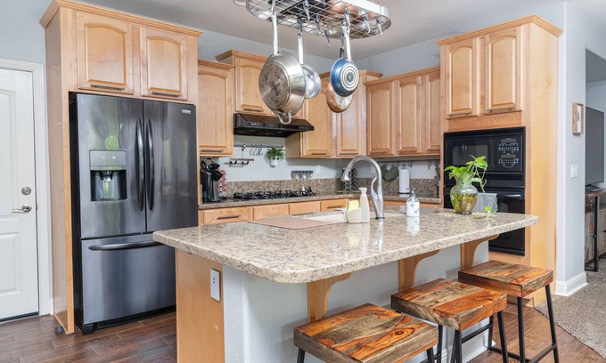 Elk Grove House | Casa Blanca - Beautiful, Quiet, & Relaxing!