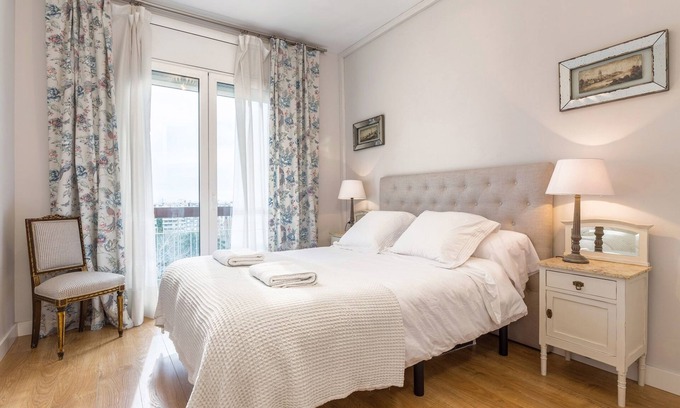 La Salut Apartment | Casa Camelies apartment close to Park Guell - FREE WIFI