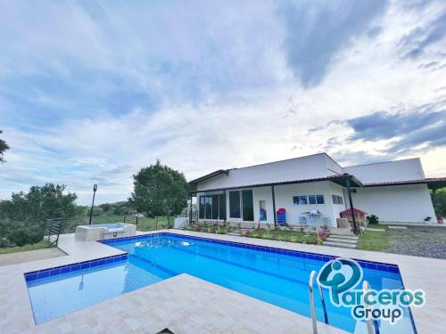 Pereira House | Casa Campestre En Via Principal Por Parceros Group