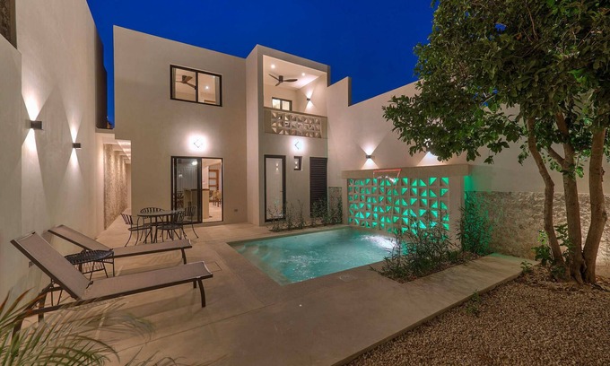 Centro House | Casa Cigno in Merida Centro with Sunny Pool & Private Garage!