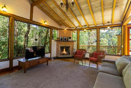 Campos do Jordao House | Casa com área gourmet perto do Parque Amantikir