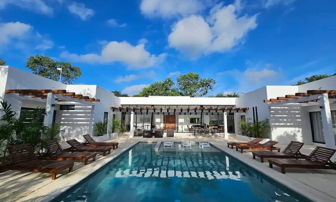 Xetna Villa | Casa Comoda: A bright, welcoming sprawling villa.nn