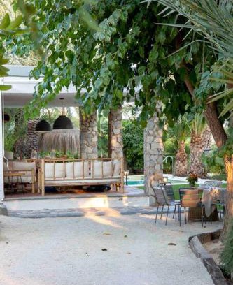 Algoda House | Casa con encanto en un jardín espectacular con piscina entre palmeras