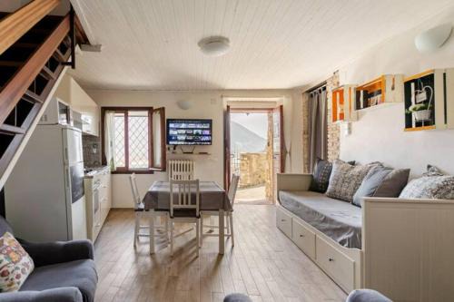 Castel di Tora House | Casa con terrazzo vista Lago - LAKEHOLIDAY