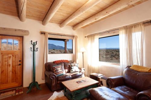 Arroyo Hondo House | Casa de Alfarero - Hot Tub - EV Charger - Gas Grill - Mountain Views
