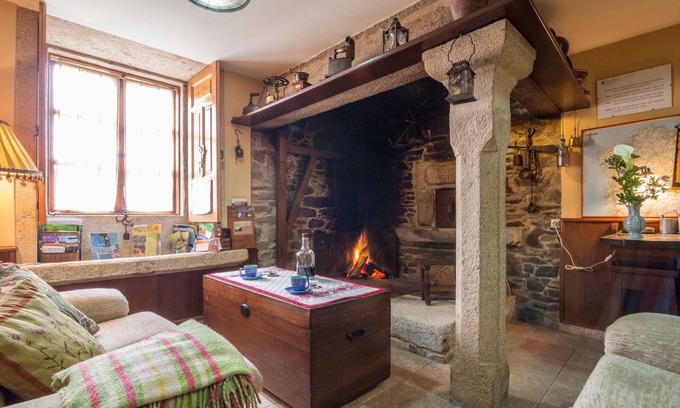 Cabana de Bergantinos House | Casa de Verdes rural tourism is an old farmhouse restored.