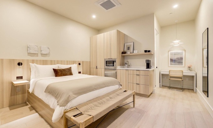 Santa Barbara Apartment | Casa De La Vina Unit 5 - Boutique Suites
