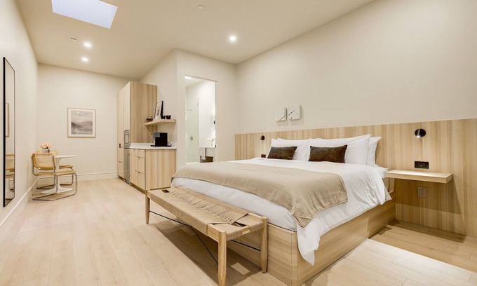 Santa Barbara Apartment | Casa De La Vina Unit 7 - Boutique Suites