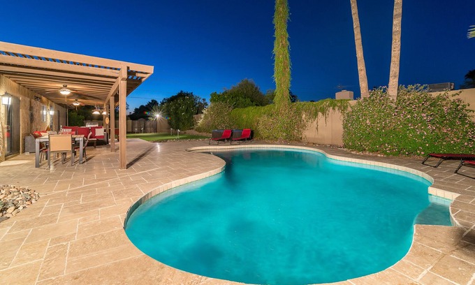 Raskin Estates House | Casa De Palms - Entertainers delight w/pool, spa, putting green, pool table!