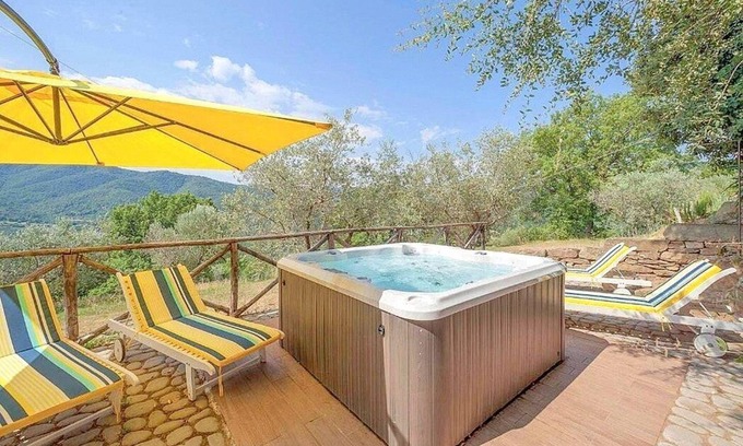 Pieve di Chio Villa | Casa del Cantore: A characteristic and welcoming two-story cottage surrounded by meadows and by green hills, in the border area between Umbria and Tuscany, with Free WI-FI.