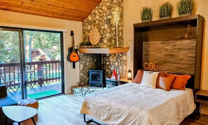 Shaver Lake Condo | Casa Del Lago-Modern Mountain Studio with hot tub!