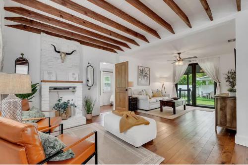 Coral Way House | Casa Del Sol Cozy 2br Retreat 10 Mins To Beach