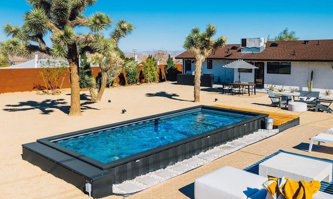 Joshua Tree House | Casa Demesne + Container Pool + 10 Min to Joshua Tree National Park + Fire pit