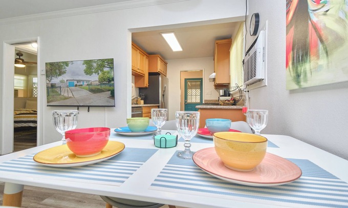 Montclair House | Casa Dulce near shopping, restaurants, colleges, airport