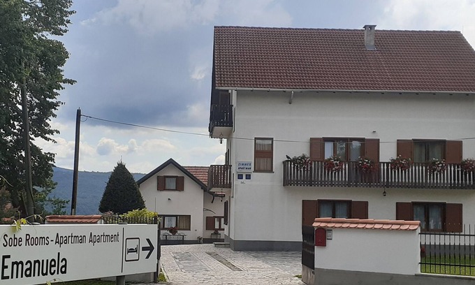 Dreznik Grad House | Casa Emanuela is located only 9 km from the national park, 6 from the caves of Barac