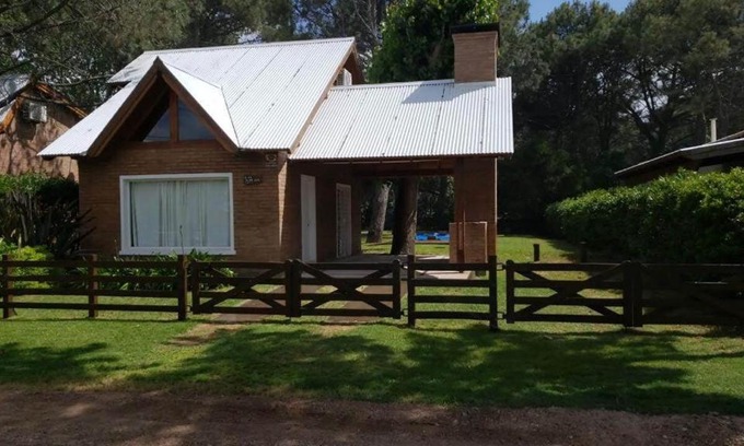 Monte Hermoso House | Casa en barrio Las Dunas con pileta climatizada y parrilla