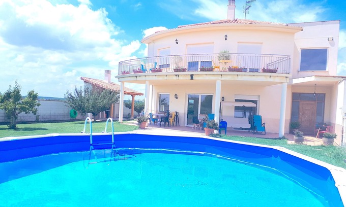 Villanueva de Las Manzanas Ski Chalet | Casa Miguel & Sally, 16 km Leon, 3 km Galicia-Barcelona highway, 31 people