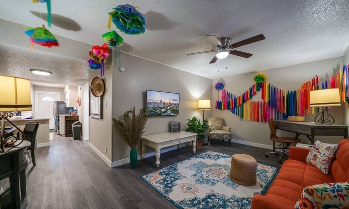 South Manchaca Apartment | Casa Feliz - Festive SoCo apt1/1