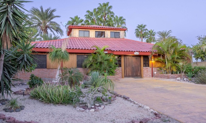 Zaragoza House | Casa Fiesta sleeps 12-walk to town, 3 min walk to beach. Pool