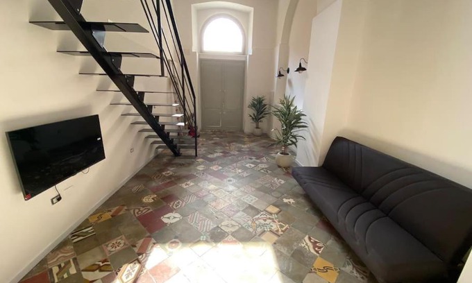 Historic Castle District Apartment | Casa Flora, a panoramic flat with free car parking