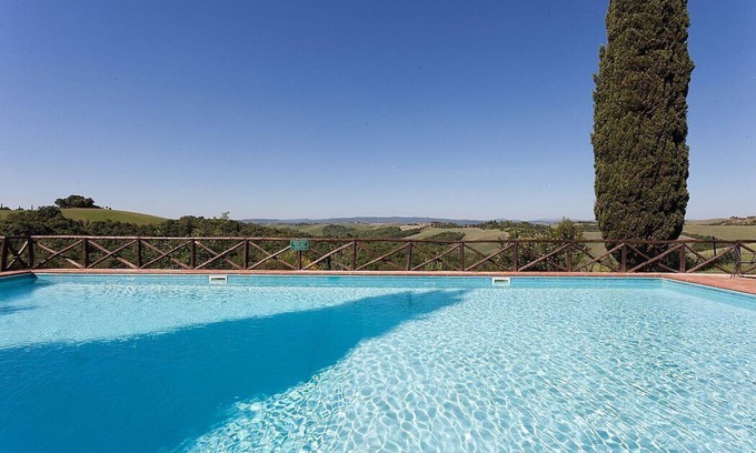 Asciano House | Casa Giobatta L: A characteristic and welcoming apartment that is part of an ancient country house surrounded by the greenery, with Free WI-FI.