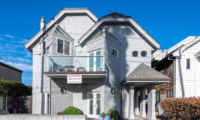 Eastside Santa Cruz House | Casa Grande overlooking Twin Lakes Beach
