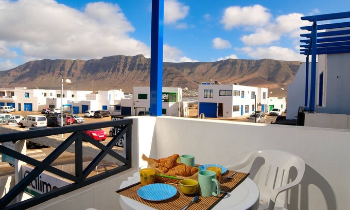 Caleta de Famara Ski Chalet | Casa Hespi-view of Famara beach