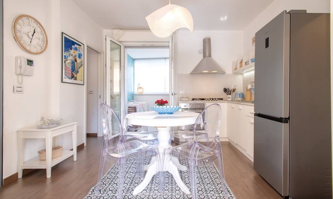 La Pietraia Apartment | Casa Ibiscus. Cozy apartment a few steps from the sea.