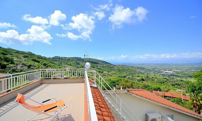 Ogliastro Cilento House | Casa Imma B: A welcoming apartment situated in a quiet location, a few minutes from the town center, with Free WI-FI.