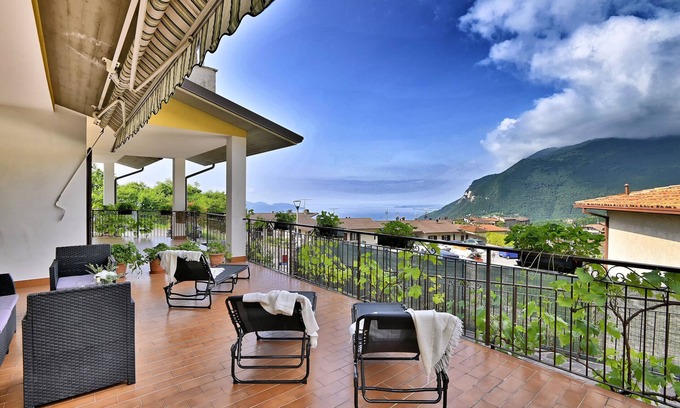 Gardola Apartment | Casa Ledio by Theater Home - with marvellous lake view