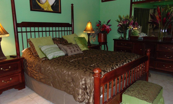 Pavas Bed & Breakfast | Casa Lima B&B - ideal for weddings/groups