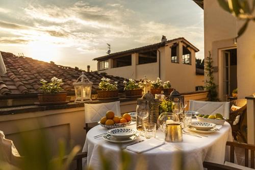 Lucca Historical Center Apartment | Casa Luca, THE 1500S PALACE TERRACE APARTMENT IN LUCCA, Air Conditioning Wifi Views