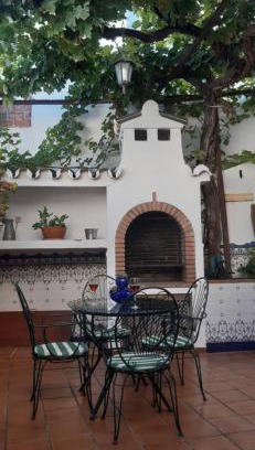 Ojen House | Casa Luciíta: Agradable con chimenea, patio y BBQ.